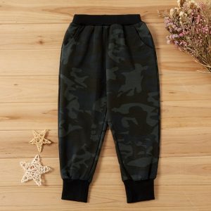 pantaloni lungi cu buzunare si imprimeu camuflaj